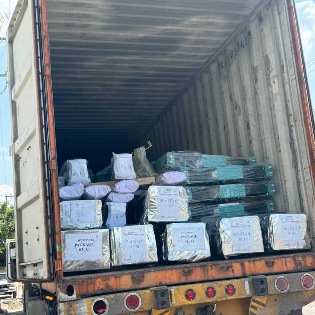 [Tractocamión rojo de Logística LD en patio operativo]