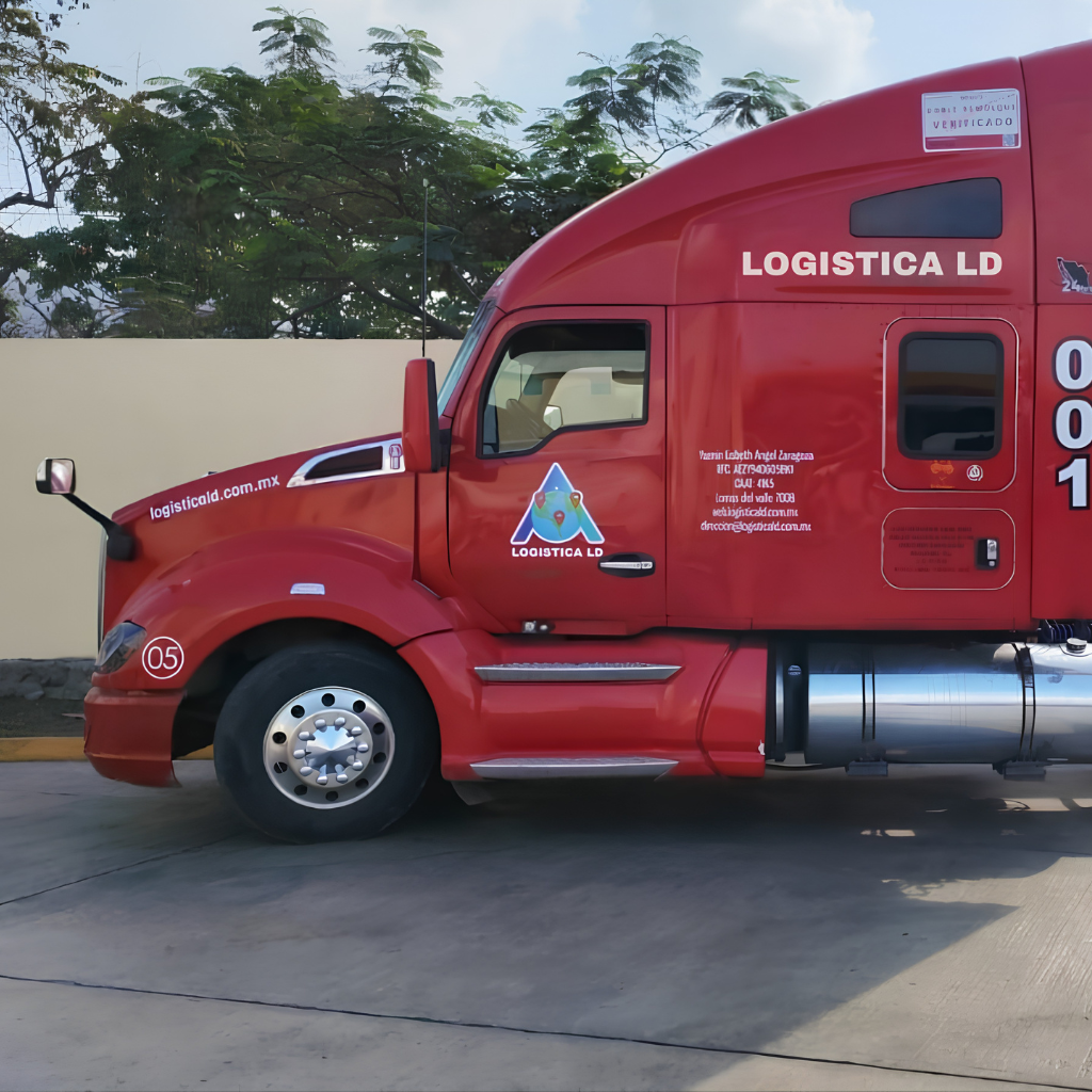 [Tractocamión rojo de Logística LD en patio operativo]