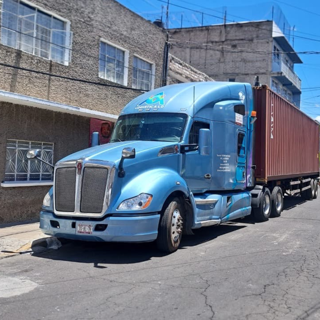 [Tractocamión azul de Logística LD en destino de cliente]